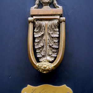 Heurtoir de porte en forme de feuille stylisée surmontée d'un vase - Pays-Bas  - collection de photos clin d'oeil, catégorie portes